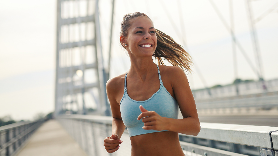 Mulher praticando corrida fitness em ambiente urbano