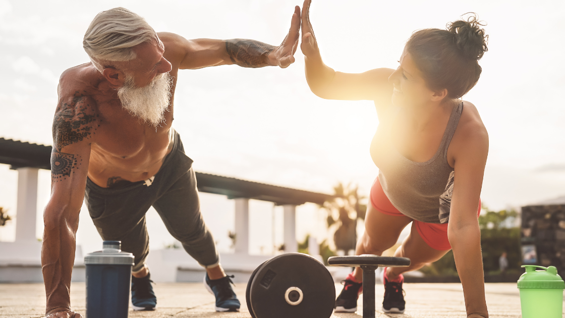 Homem e mulher fazem treino intenso ao ar livre