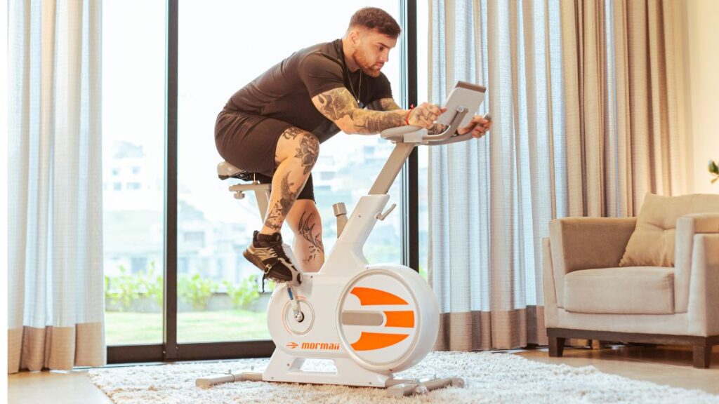Homem pedalando em uma Bike Spinning Mormaii Soft-Ride