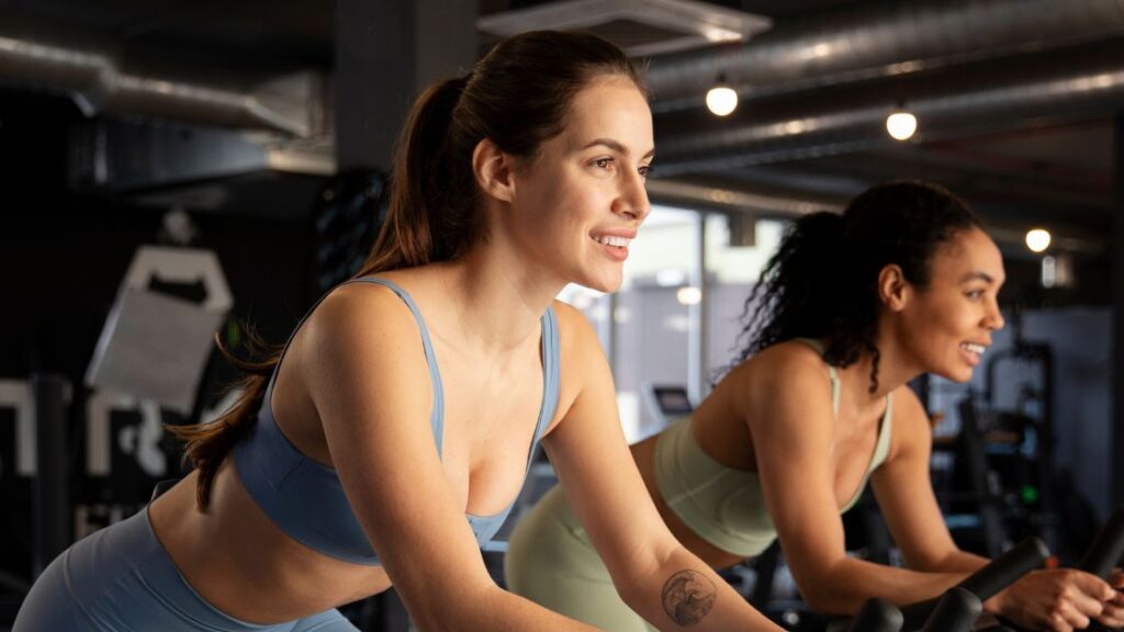 2 mulheres treinando spinning