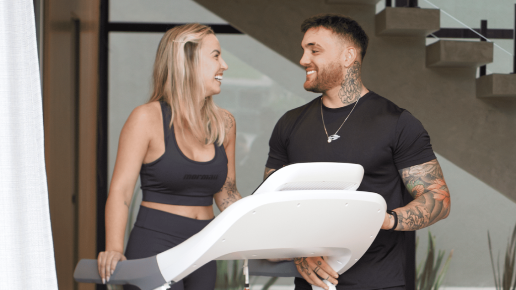 Casal treina junto na esteira Mormaii Soft Run