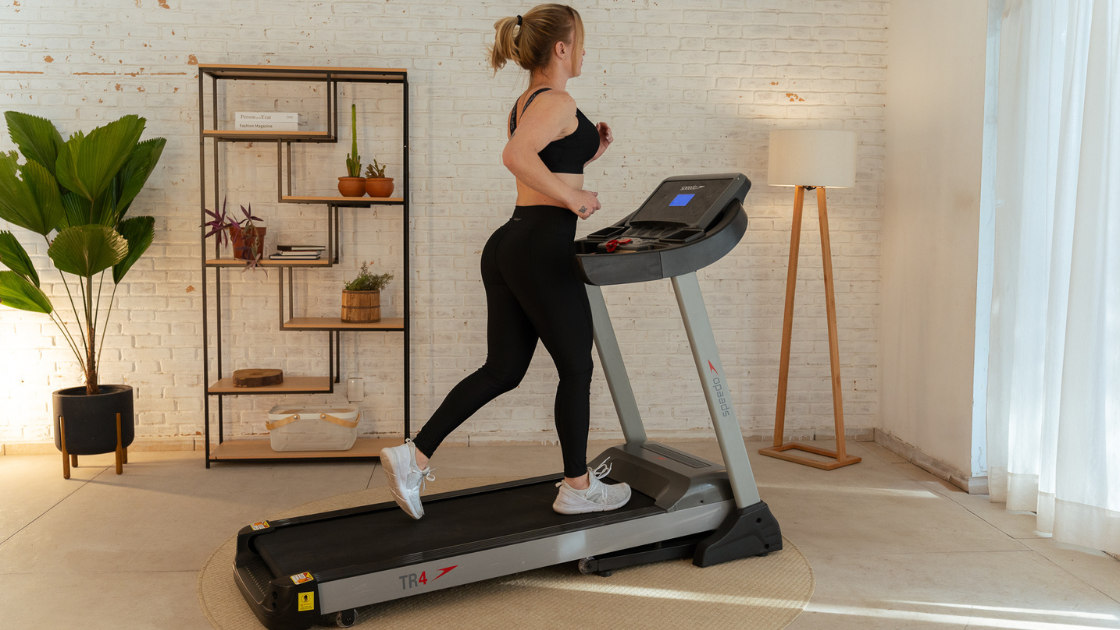 Mulher corre em esteira Speedo TR4