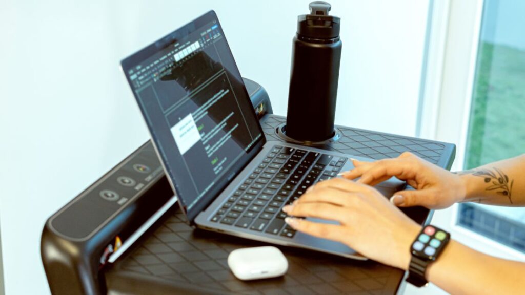 Home office com esteira Mormaii Yoga Run