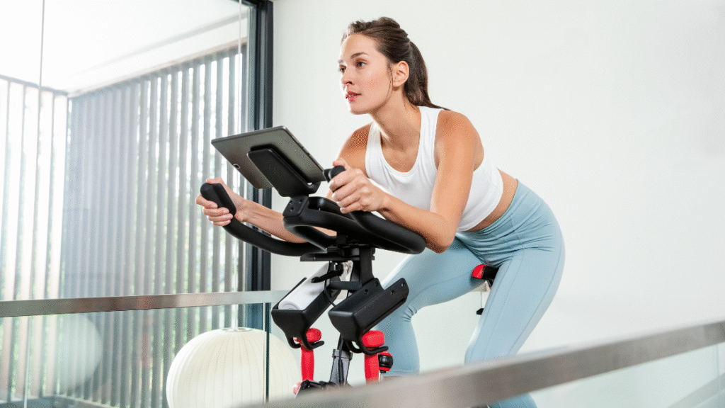 Mulher pedala na bike Bike Schwinn IC4