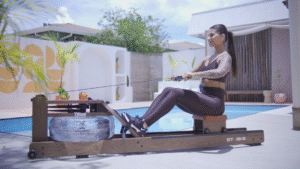 Mulher faz treino cardio em simulador de remo